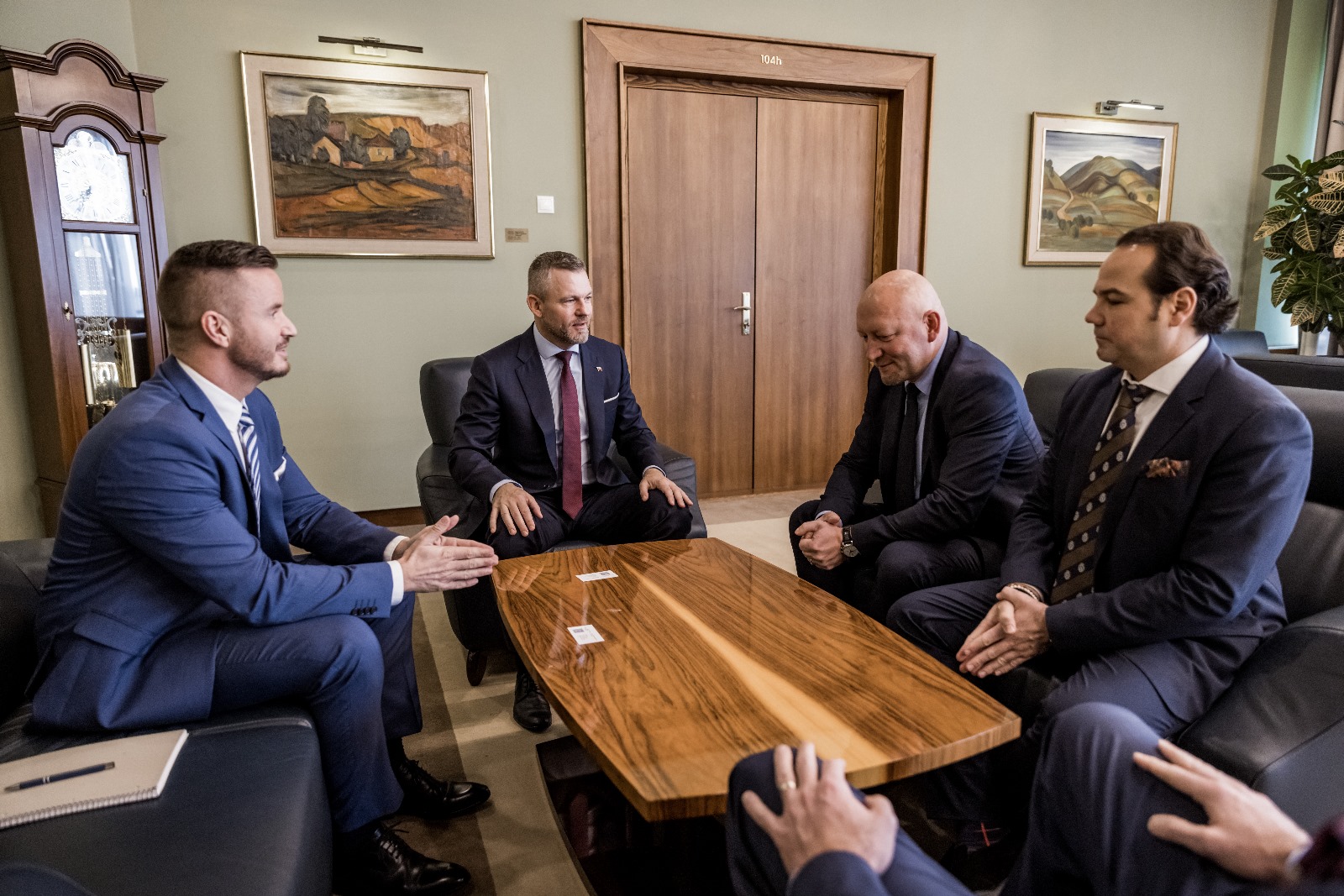 Zo stretnutia s predsedom Národnej rady SR Petrom Pellegrinim a predsedom Ústavnoprávneho výboru NR SR Miroslavom Čellárom