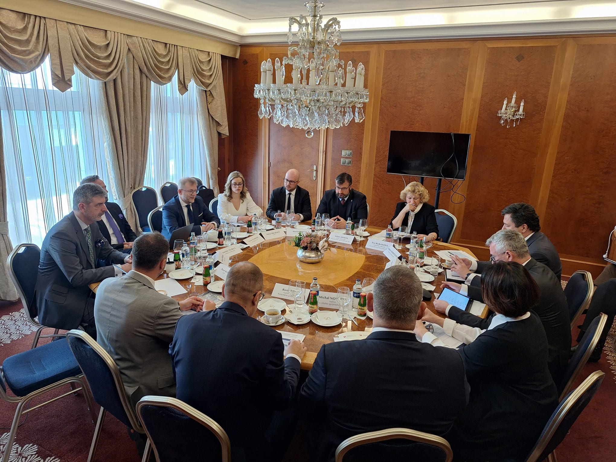 Z okrúhleho stola najvyšších predstaviteľov justície – Dôsledná ochrana dôvernosti komunikácie advokáta s klientom je dôležitým predpokladom účinnej ochrany základných práv