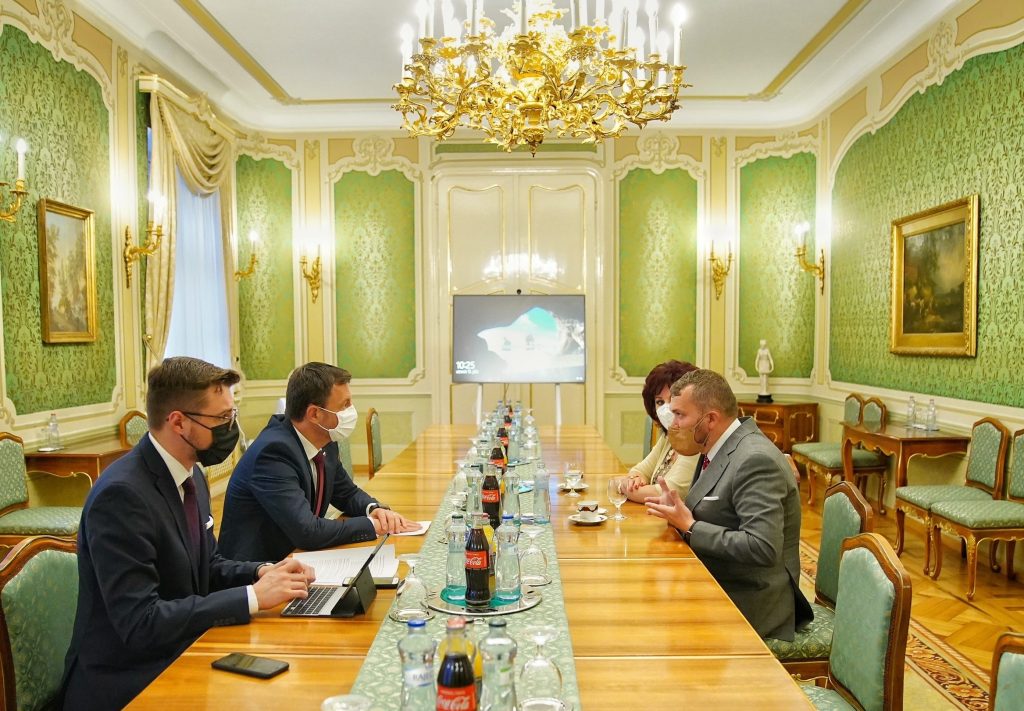 Predseda SAK Viliam Karas sa stretol s predsedom vlády SR Eduardom Hegerom